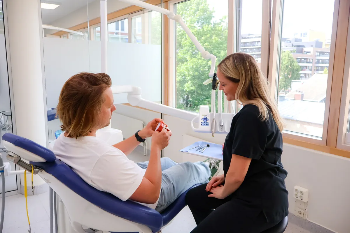 Konsultasjon om usynlig tannregulering for voksne hos Lille Smil